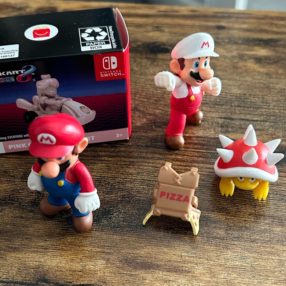 5 piece Super Mario Jakks Figurines Fire Mario Spiny Pizza Vest Pink Gold Peach